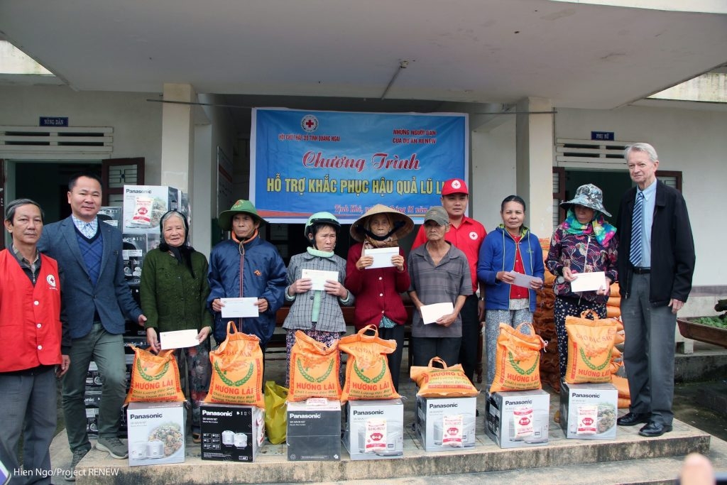 Flood relief supplies from us friends handed over to quang ngai people
